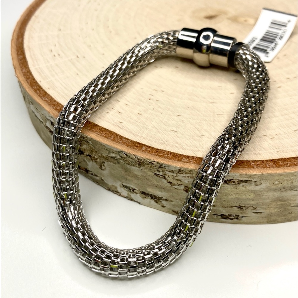 Stainless steel mesh bracelet with magnetic closure